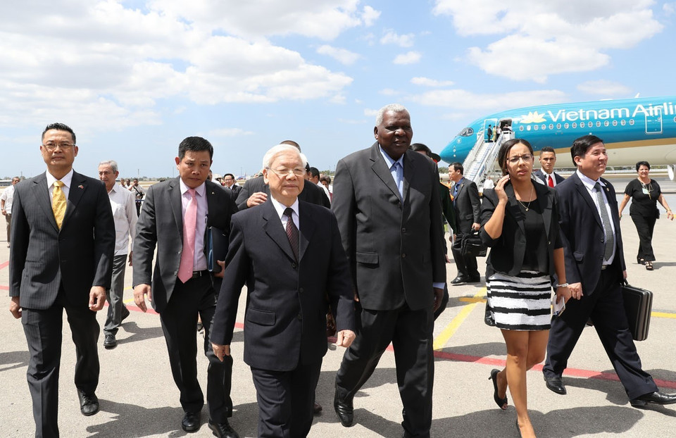 越共中央总书记阮富仲抵达何塞·马蒂国际机场。越通社记者 智勇 摄