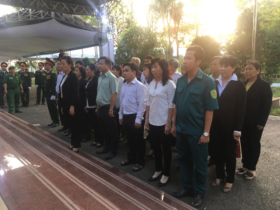 惊悉潘文凯逝世后，许多古芝县和附近地区居民以及各团体组织代表已来到其私宅吊唁。（图片来源：越通社）