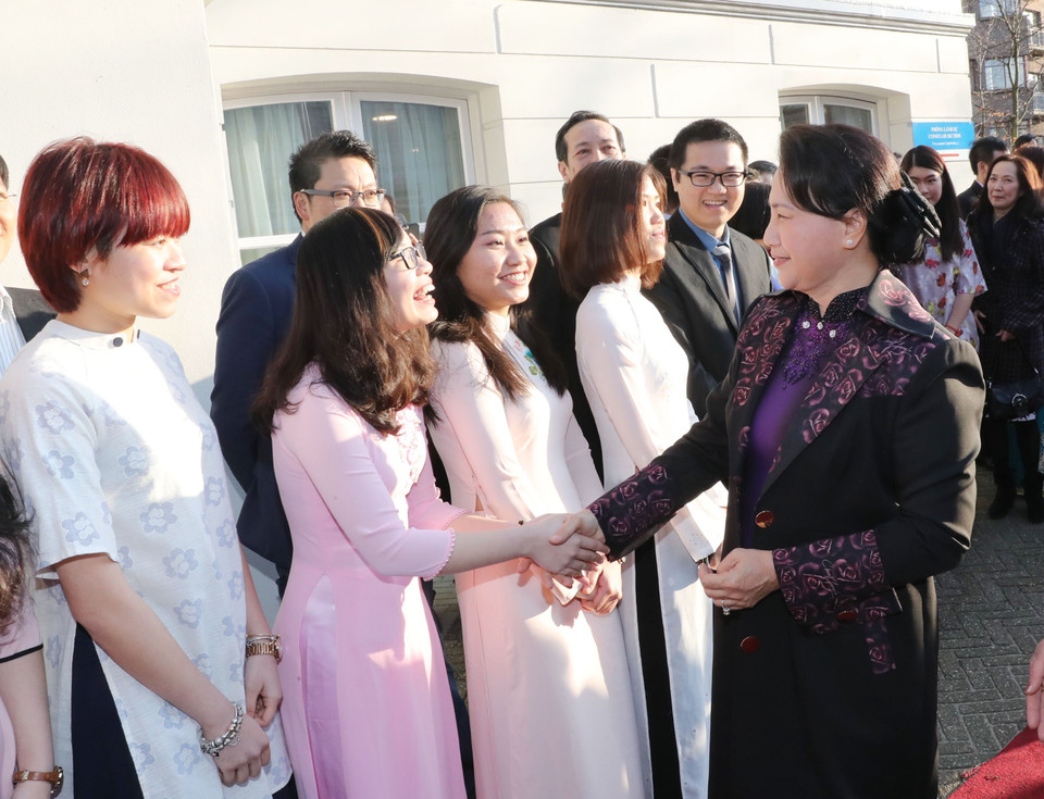 阮氏金银走访慰问越南驻荷兰大使馆干部人员和旅居荷兰越南人代表。（图片来源：越通社）