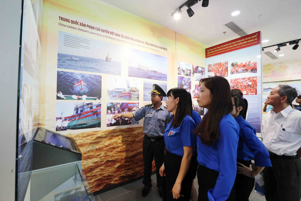 游客参观黄沙陈列馆。 越通社记者 陈黎林 摄