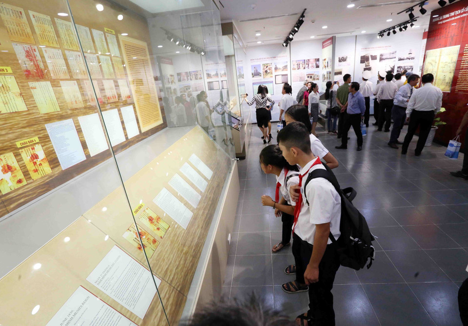 游客参观黄沙陈列馆。 越通社记者 陈黎林 摄