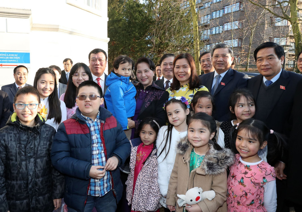 阮氏金银同越南驻荷兰大使馆干部人员和旅居荷兰越南人代表合影。（图片来源：越通社）