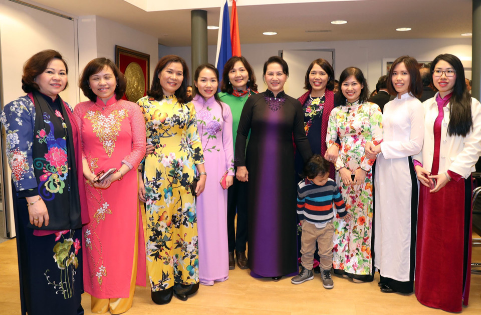 阮氏金银同越南驻荷兰大使馆干部人员和旅居荷兰越南人代表合影。（图片来源：越通社）