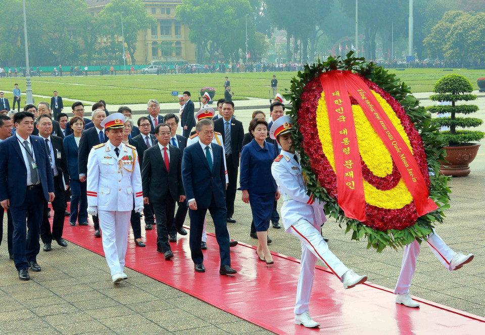 访越期间，文在寅和夫人前往胡志明主席陵敬献花圈。越通社记者 颜创 摄