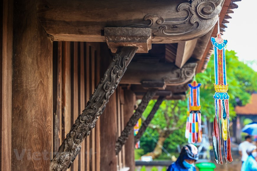 神光寺是越南古老寺庙中拥有规模最大建筑工程的寺庙之一，是越南后黎朝极具代表性的建筑工程。当时的艺人凭借心灵手巧、独具匠心的卓越技艺，将整栋木质工程的椽子和柱子都雕刻了精美细致的花纹。寺的屋顶全部都以鱼鳞瓦所覆盖，给寺庙增添了柔美婀娜的色彩。图自Vietnam+