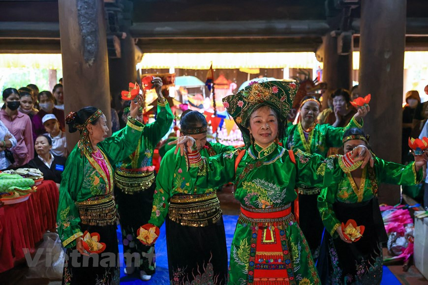 每年，当地居民于春节大年初四和农历九月十三至十五举行春季神光寺庙会和秋季神光寺庙会。春季庙会举行各项民间文化活动。秋季神光寺庙会再现国师杨空路的一生，主要举行各项祭祀仪式、迎轿仪式和划船比赛等活动。杨空路被推崇为越南禅派第九位祖师。他曾治愈李圣宗皇之病，被皇帝封为李朝国师。图自Vietnam+