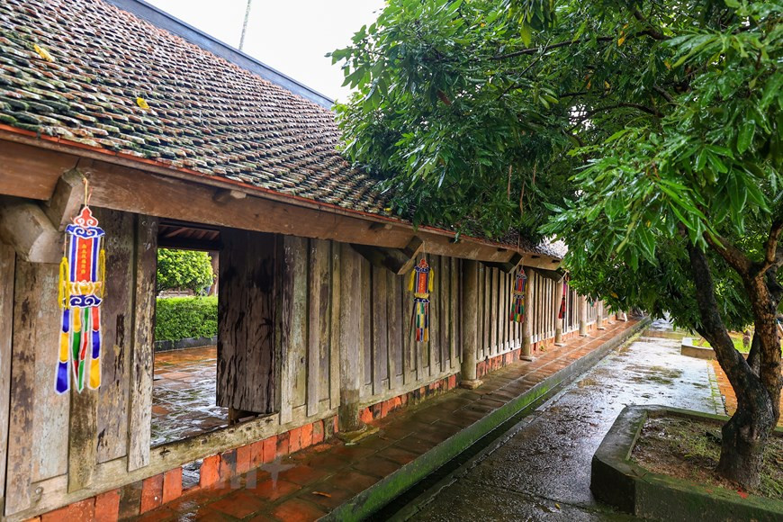 神光寺的建筑模式为“内工外国”，就是里面平面按“工”字型兴建，外面按“国”字型兴建。全部工程占地面积41500平米，包括16个建筑工程的102间房屋。周边拥有3个大湖。神光寺面朝南，起点为三门，而终点为钟楼，形成了一条北南纵线，是建筑风水观念中的“神道”。图自Vietnam+