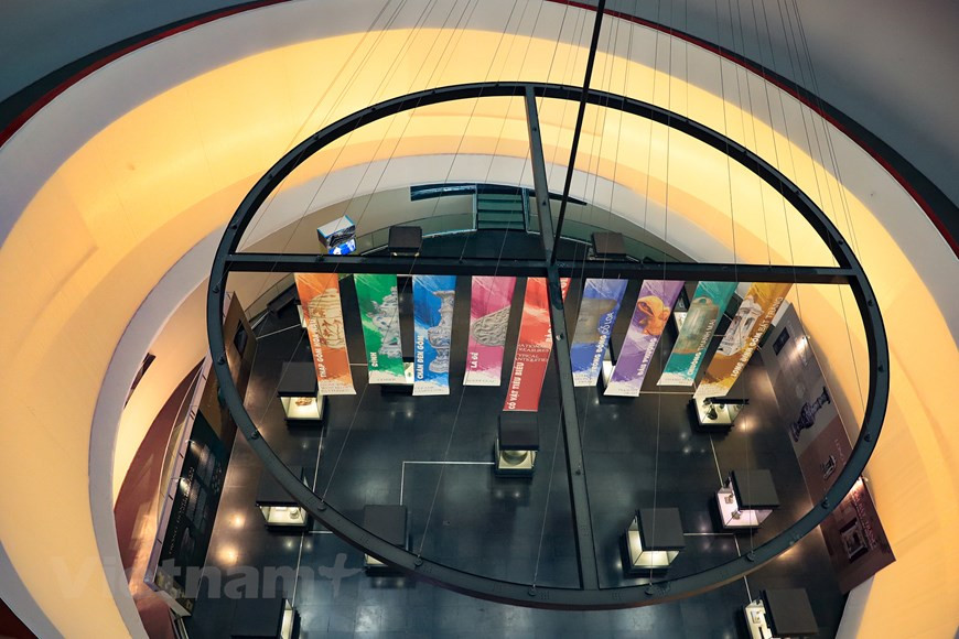 河内博物馆设立室内展区面积为9000平方米，室外展区面积为2.2万平方米，目前保存着越南不同时期的7000多个实物。除了展示实物和资料之外，该博物馆还推介升龙-河内千年历史文化价值。图自 Vietnam+