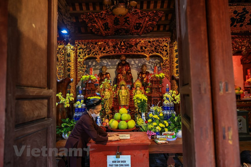 杨空路（1016年－1094年）是越南李朝时期的一位禅师，是南定河清（今南定省交水县）人。其家世代以捕鱼为生。空路经常念经。后来抛弃家业，拜阮明空为师，出家为僧。他成为河清神光寺的住持。杨空路曾走遍越南北部三角洲地区，兴建多座寺庙，传播佛法，被推崇为越南禅派第九位祖师。他曾治愈李圣宗皇之病，被皇帝封为李朝国师。图自Vietnam+