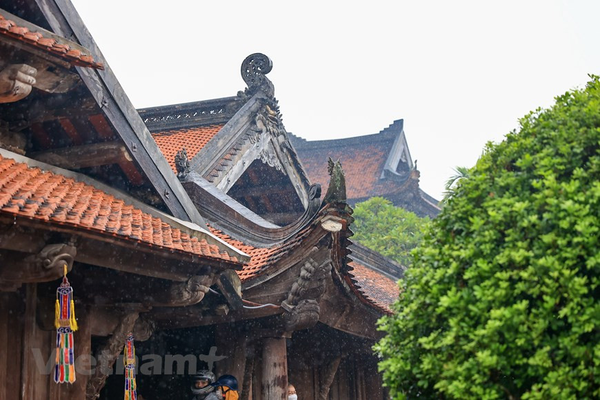 神光寺里面 奉祀佛的寺庙汇聚着十七和十八世纪具有很高艺术价值的多尊佛像，比如雪山佛像、罗汉佛像、观世音菩萨像等。这都是越南珍贵的佛教文化遗产。步入里面，庄严肃穆是游客深深感受到的气氛。技艺精巧的雕刻作品是前有佛寺后有圣殿的寺庙极具代表性的杰作。图自Vietnam+
