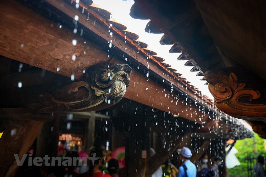 神光寺 建筑工程以铁力木为主要材料，整个工程不使用一根钉子，各个构件之间以榫卯相吻合，最终将大大小小的木块加工成一个精美的构件。参观者走进古香古色的神光寺时，一种安心祥和、心旷神怡和舒心的感觉涌上心头。这里肃穆和幽静的气氛在当今生活难以享受到的。图自Vietnam+