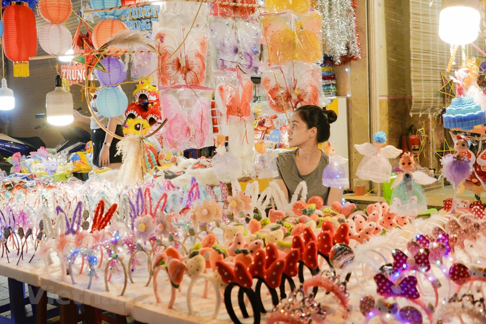 除了传统玩具，玩偶、模型汽车等玩具是多数家长给孩子选购的中秋节礼物。越通社记者 明孝摄