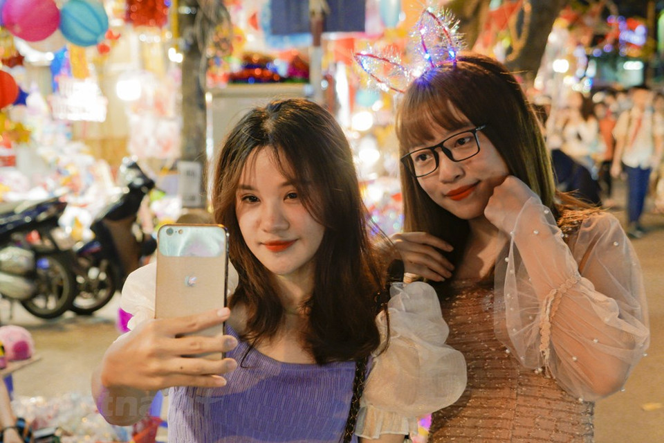 年轻人在行马街上拍照留念。越通社记者 明孝摄