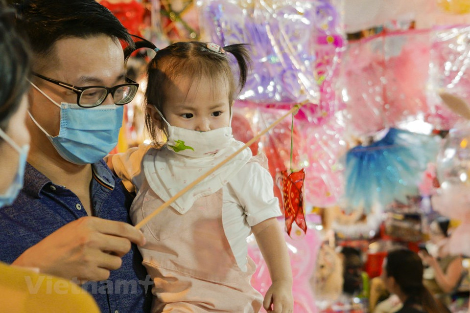 小孩子特别期待中秋节到来，因为大人会给他们买了很多玩具。越通社记者 明孝摄