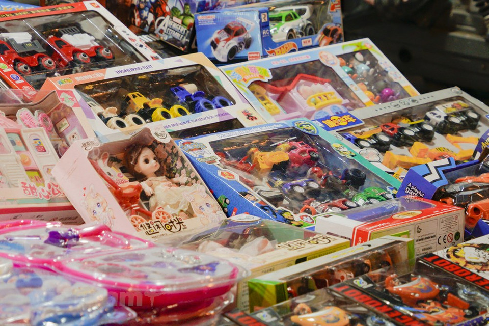除了传统玩具，玩偶、模型汽车等现代玩具是多数家长给孩子选购的中秋节礼物。越通社记者 明孝摄