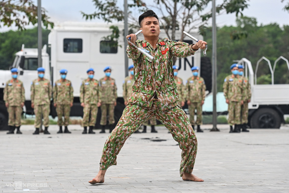 一号工兵队保安分队成员展示三节棍表演。三节棍训练帮助工兵队成员加强自卫活动的控制能力和敏捷性。图自vnexpress.net
