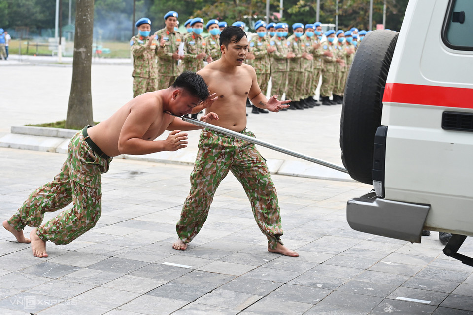工兵队成员展示喉顶长枪推车表演。图自vnexpress.net