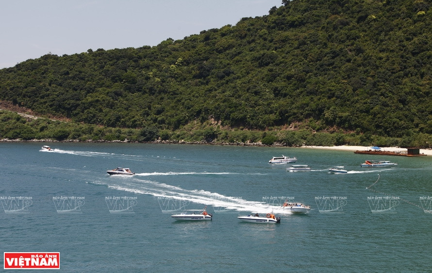 距会安古镇世界遗产近20海里的占婆岛，以前相当荒芜。2009年被联合国教科文组织列为世界生物圈储备区后，占婆岛很快成为中部著名海洋旅游景点。图自越南画报/越通社