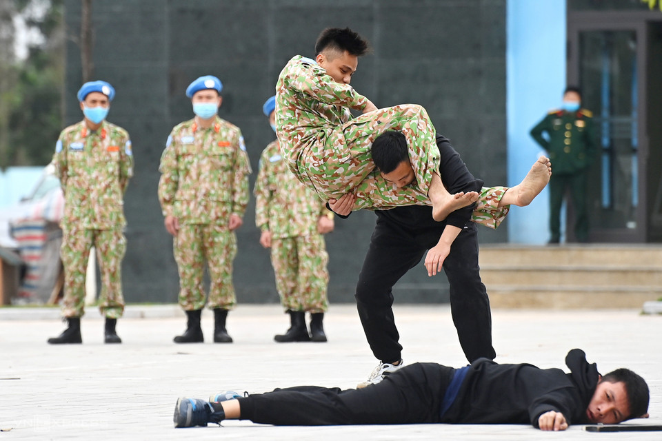 工兵队成员进行赤手空拳制服暴徒的演示。图自vnexpress.net