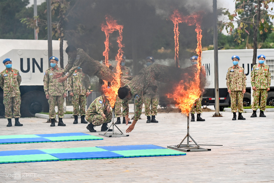 工兵队成员展示钻火圈。该内容旨在增强信心勇气，振奋意志决心，让工兵队成员勇敢克服所有挑战。图自vnexpress.net