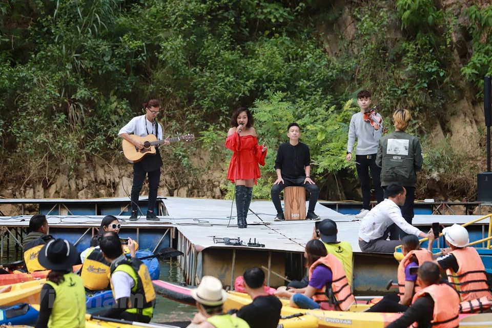 湖面上的水上舞台是本次比赛的亮点。来到这里的观众和运动员还可以欣赏精彩的歌唱表演。越通社记者林潘摄