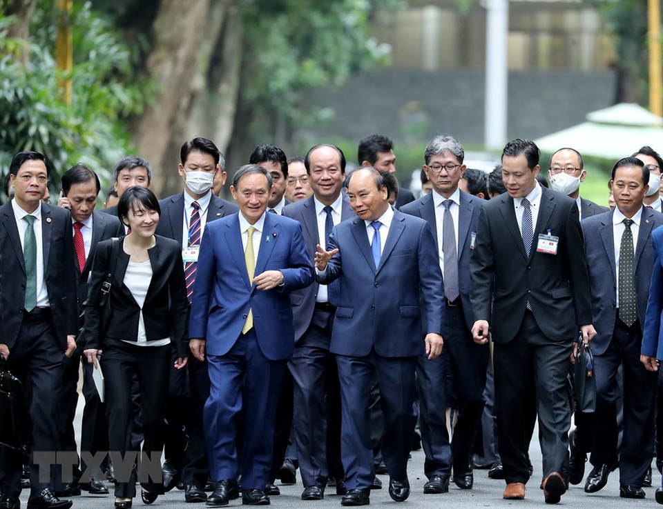 此前，19日上午，日本首相菅义伟同越南政府总理阮春福走访主席府胡志明主席遗迹区。越通社记者统一 摄