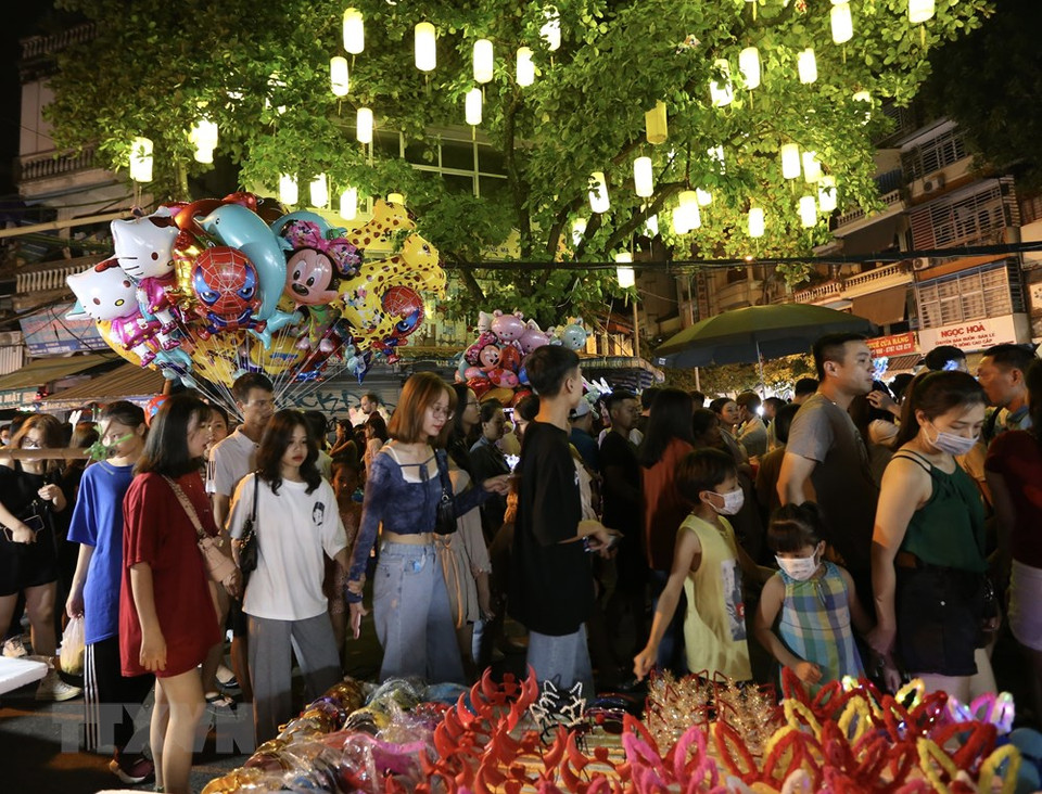 游客在中秋集市游玩。越通社记者 黄孝 摄
