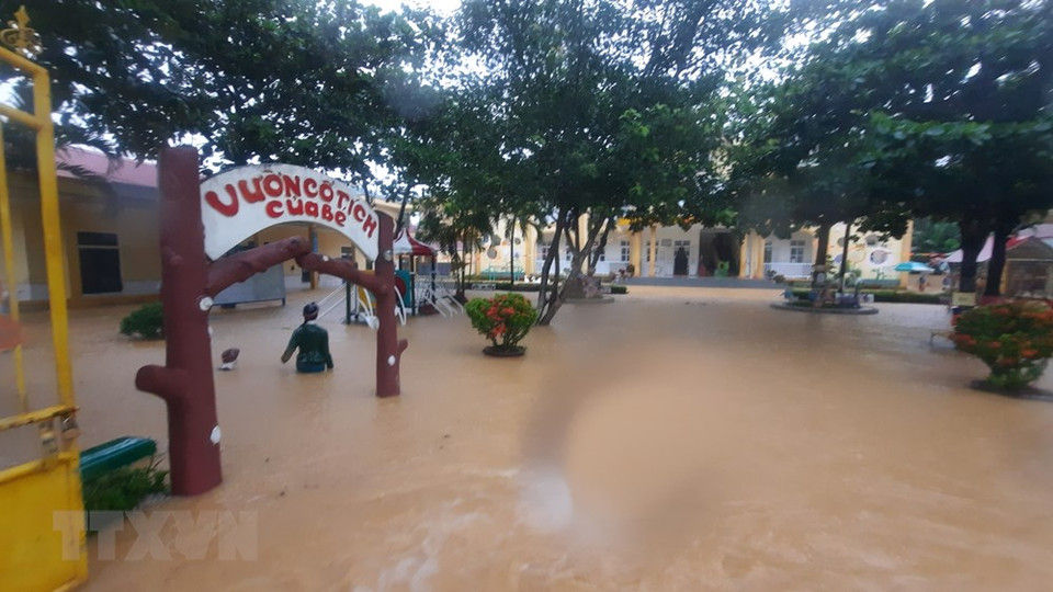 甘露县甘瑞乡学校被淹没，受到洪水严重影响。（越通社记者 胡求摄）