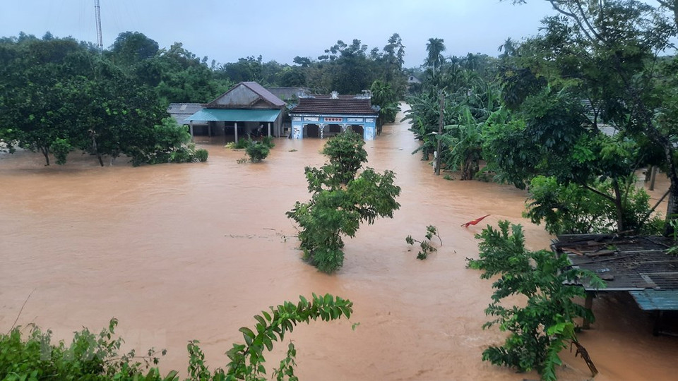 甘露县多间房屋被淹在水里。（越通社记者 胡求摄）