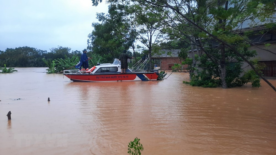 甘露县多间房屋被淹在水里。（越通社记者 胡求摄）