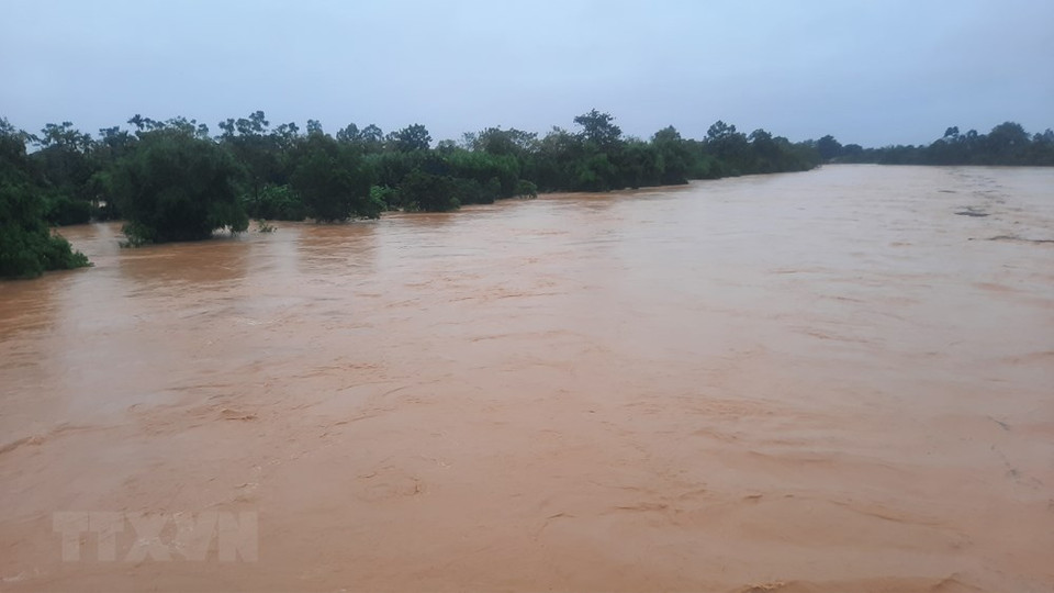 位于甘露县的孝河河段洪水泛滥，两岸多地被淹在水里。（越通社记者 胡求摄）