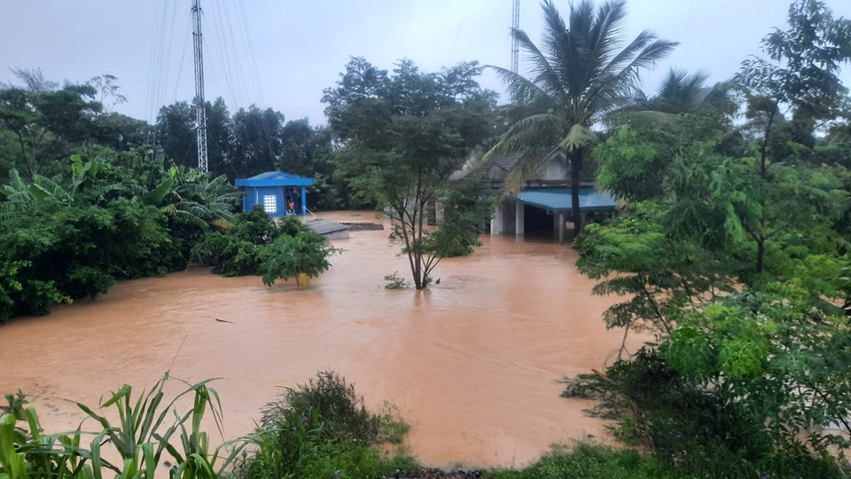 甘露县多间房屋被淹在水里。（越通社记者 胡求摄）