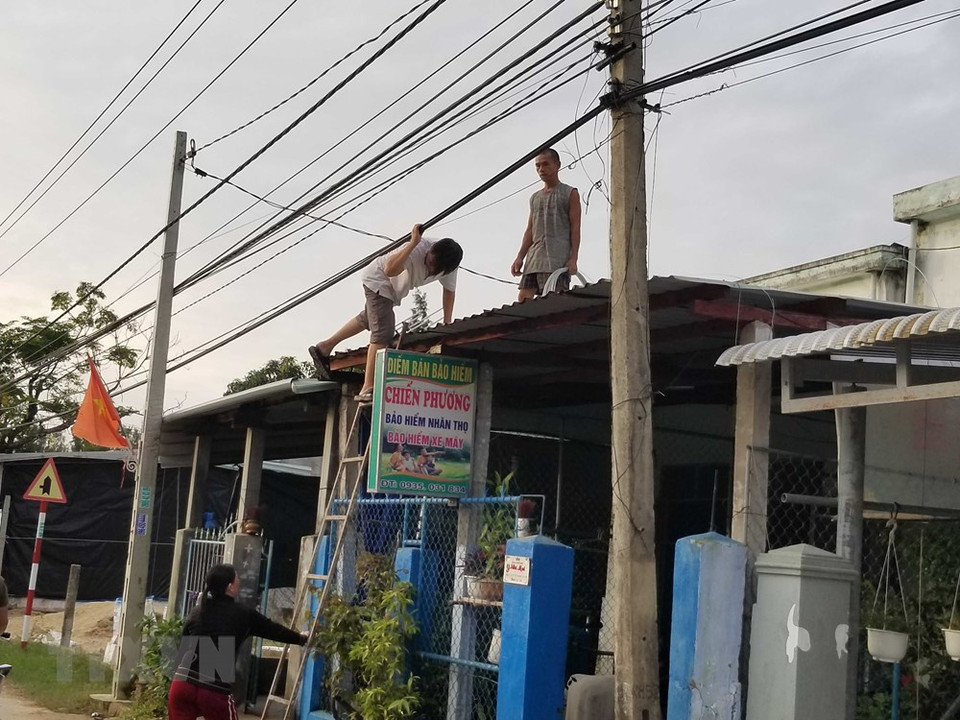 成山县三海岛乡人民加固房屋。越通社记者段友忠 摄