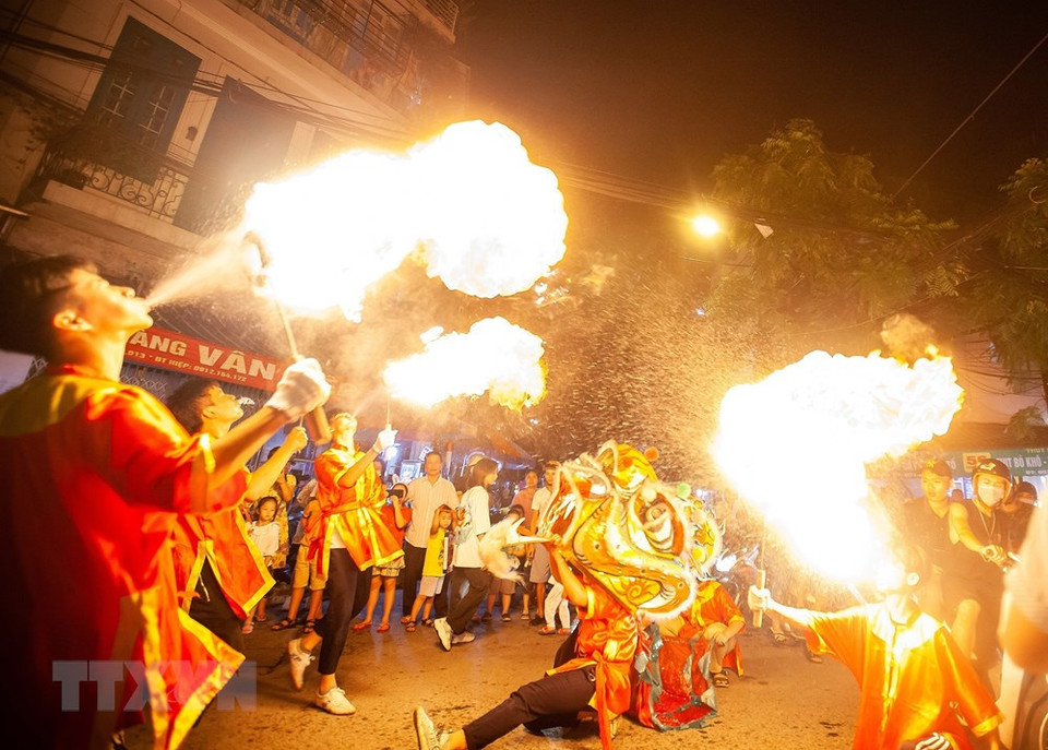 麟舞与喷火相结合的表演节目。越通社记者 明公 摄