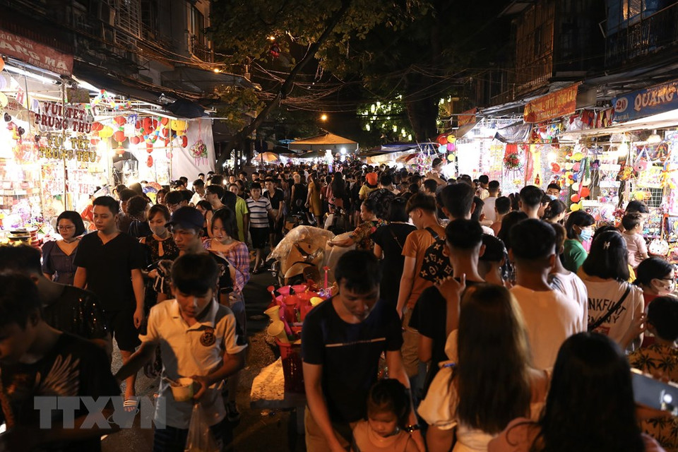 传统中秋集市吸引众多人前来观光游览。越通社记者 黄孝摄