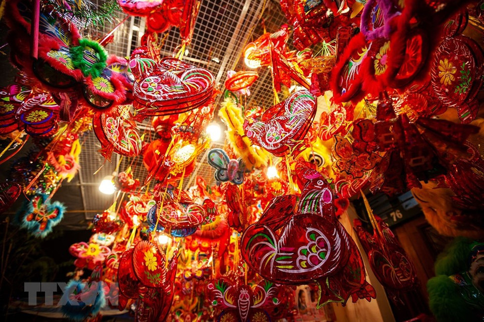 五颜六色的灯笼给河内中秋夜晚增添了色彩。越通社记者 明公 摄