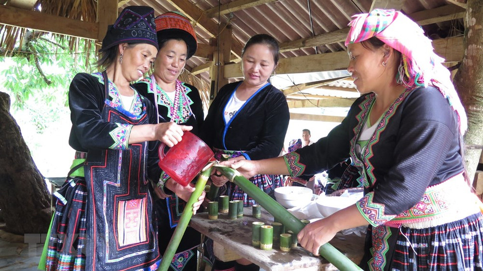 用竹筒装酒是蒙族同胞的习惯。（越通社记者 越黄 摄）