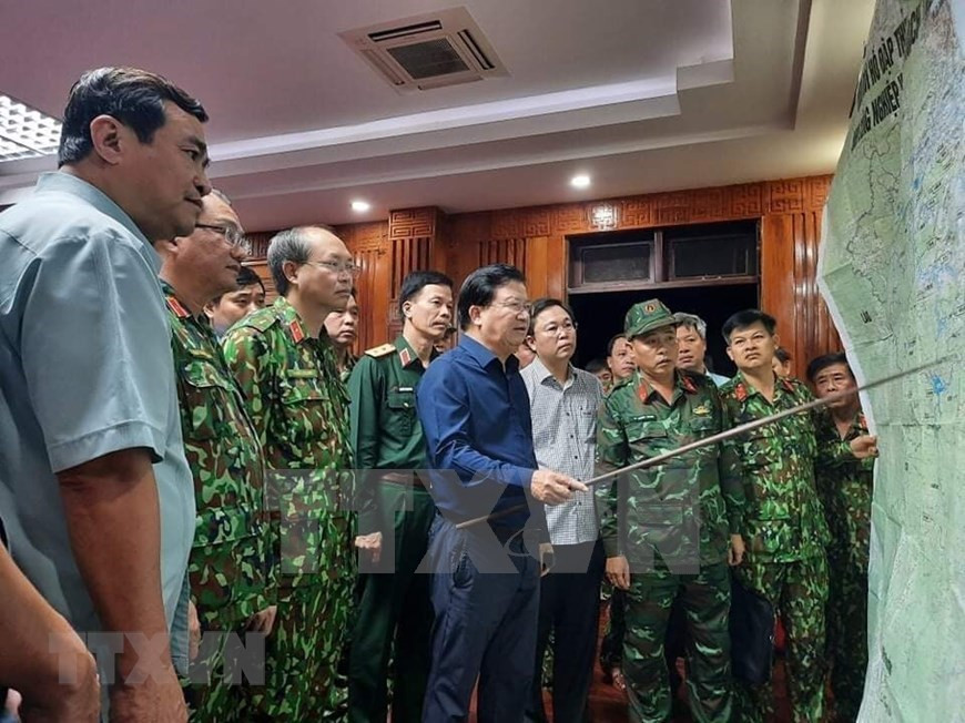 在广南省南茶媚县茶棱乡和茶云乡28日晚连续发生泥石流造成53人被掩埋之后，29日上午，越南政府副总理郑廷勇率领政府工作代表团同广南省政府领导立即前往北茶媚县检查指导抢险救灾工作。图自越通社