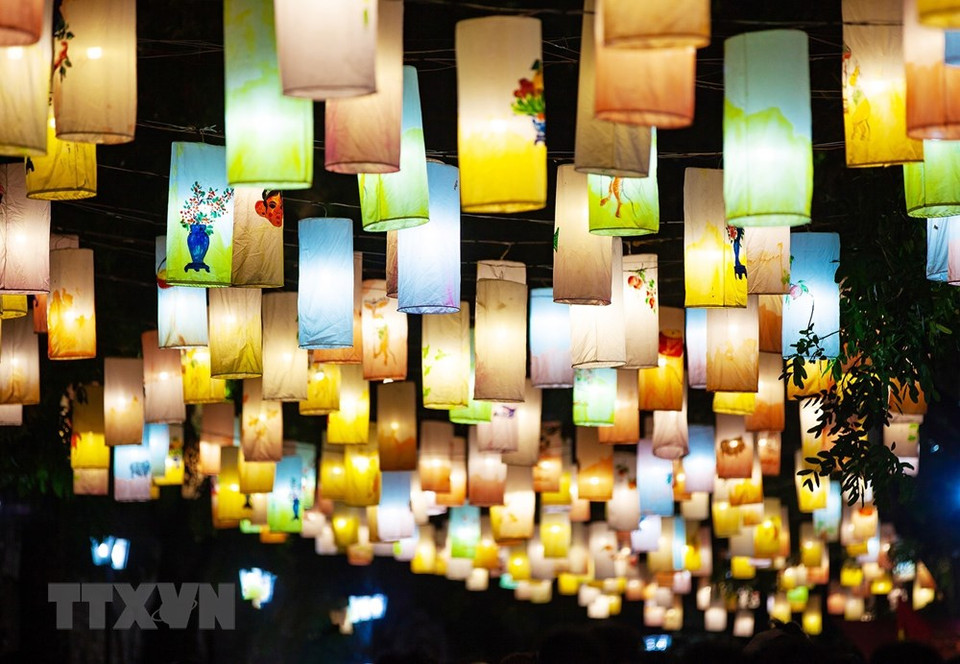 挂着数千个灯笼的冯兴街成为游客不可错过的参观地点。越通社记者 明公 摄