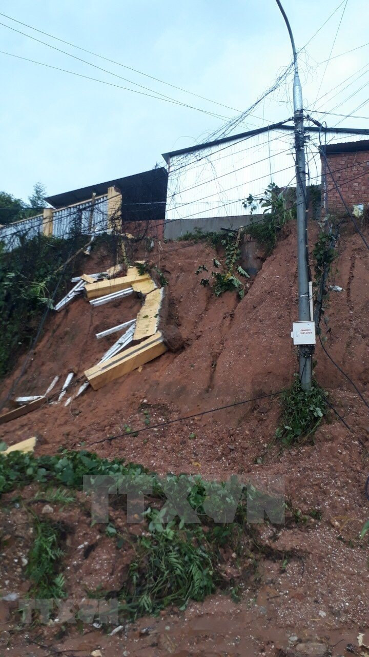 之前，10月28日下午，广南省南茶媚县茶棱乡和茶云乡连续发生泥石流造成53人被掩埋。 截至10月29日上午9点30分，在地区的53名受害者中已发现了16人的遗体。 图自越通社