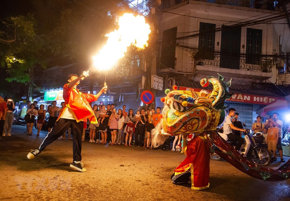 麟舞与喷火相结合的表演节目。越通社记者 明公 摄