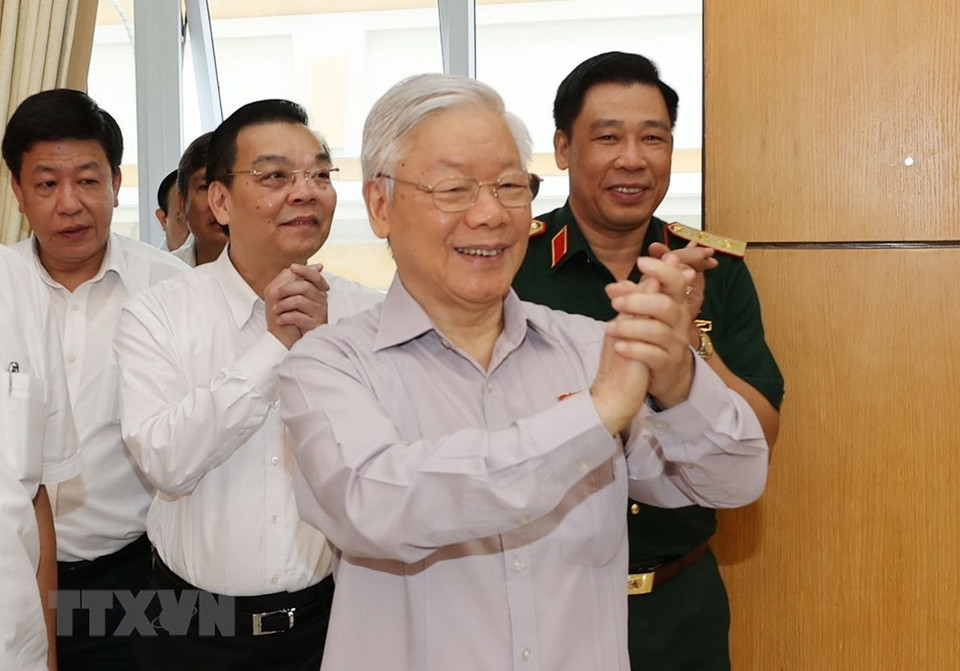 越共中央总书记、国家主席阮富仲出席河内市还剑、巴亭和西湖郡选民接待活动。越通社记者智勇摄