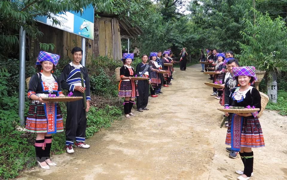 排队整齐的蒙族男女青年迎接游客到来，请游客饮用蒙族人传统茶。（越通社记者 越黄 摄）