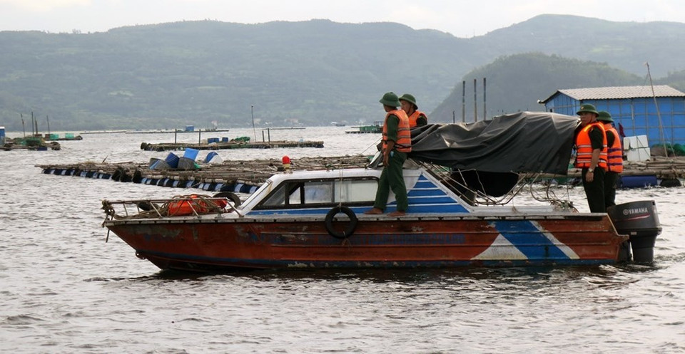 边防部队呼吁富安省渔民靠岸躲避台风。越通社记者春赵 摄