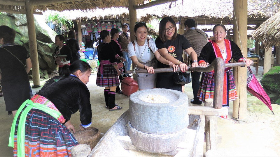Sin Suoi Ho村努力发展体验旅游模式，让游客亲身体验蒙族同胞的风俗习惯。（越通社记者 越黄 摄）