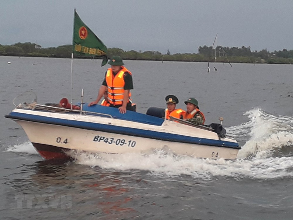广南省边防部队呼吁人民将船只移到安全地区。越通社记者段友忠 摄