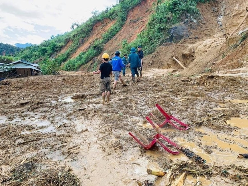 10月28日14时，福禄乡六号村发生一起严重的泥石流事故，致使11人死亡。目前，六号村搜救人员已找到3具尸体。 图自越通社