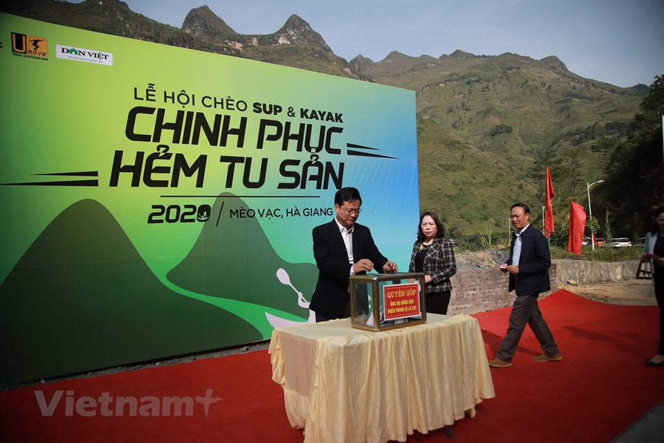 在活动中，运动员和游客们慷慨解囊，为越南中部地区洪涝受灾群众捐款。苗王县人民委员会将把全部善款寄给中部地区灾民。越通社记者林潘摄