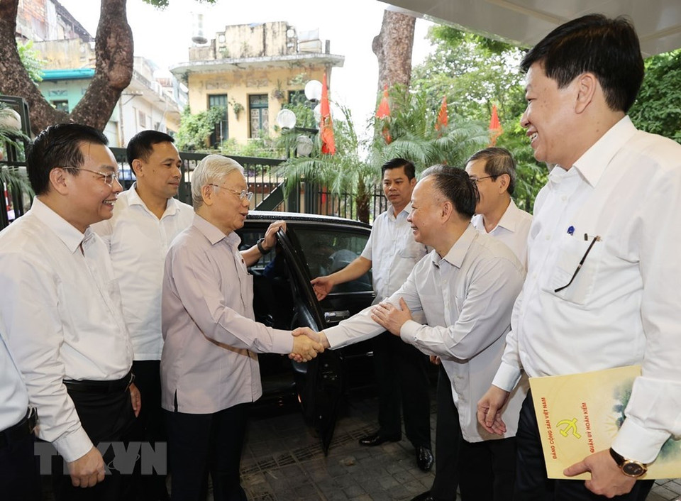 越共中央总书记、国家主席阮富仲与河内市还剑、巴亭和西湖郡选民接触。越通社记者智勇摄