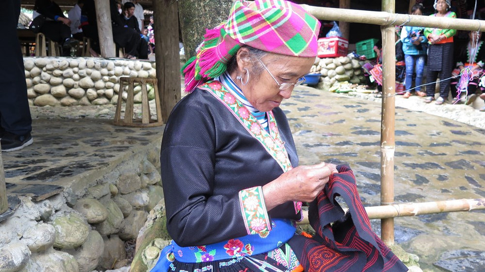 当地居民手工编织的土锦成为特色旅游产品。（越通社记者 越黄 摄）